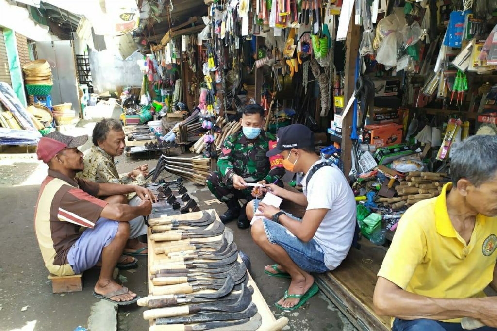 Komsos Di Pasar Tradisional Babinsa Koptu Arifin Ajak Pedagang Dan