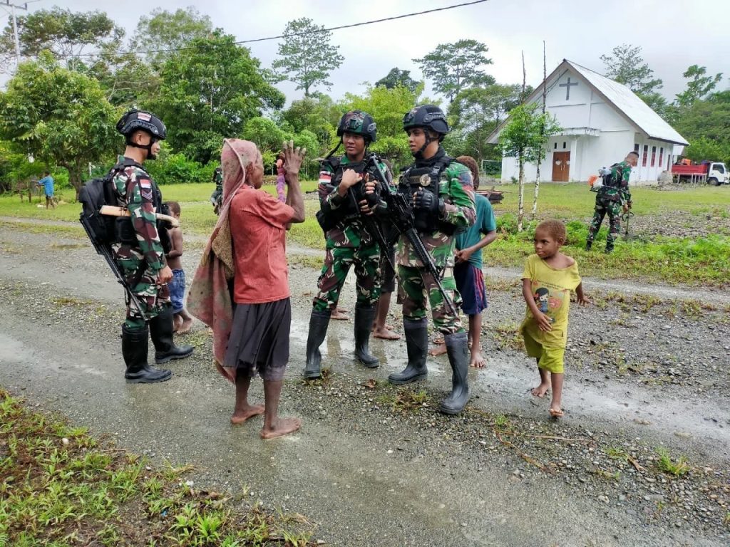 Keceriaan Mama Papua Bersama Satgas Pamtas Yonif Raider 142 KJ