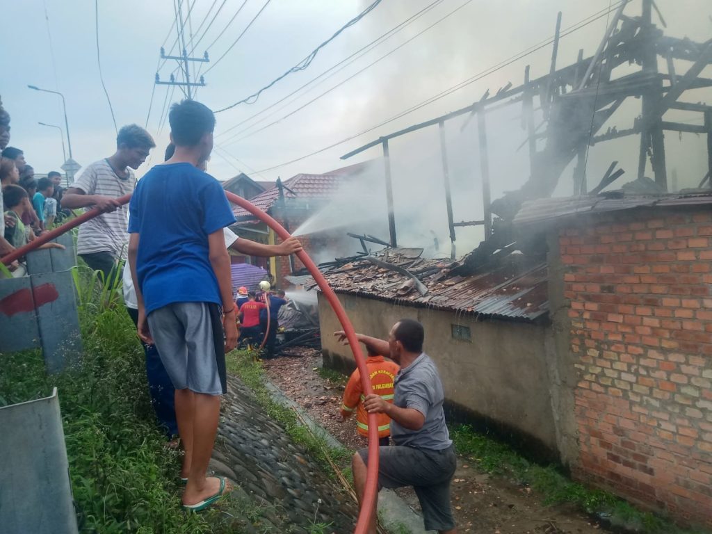 Diduga Korsleting Listrik Tiga Kios Terbakar KRSUMSEL