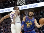 Pebasket Denver Nuggets, Jamal Murray (kanan) berusaha melewati penjagaan pebasket Phoenix Suns, Kevin Durant pada laga yang berlangsung di Ball Arena, Denver, Colorado, 29 April 2023. Point guard jebolan NBA Draft tersebut merupakan salah satu andalan Timnas Basket Kanada di Piala Dunia Basket 2023. (AFP/Getty Images/Matthew Stockman)