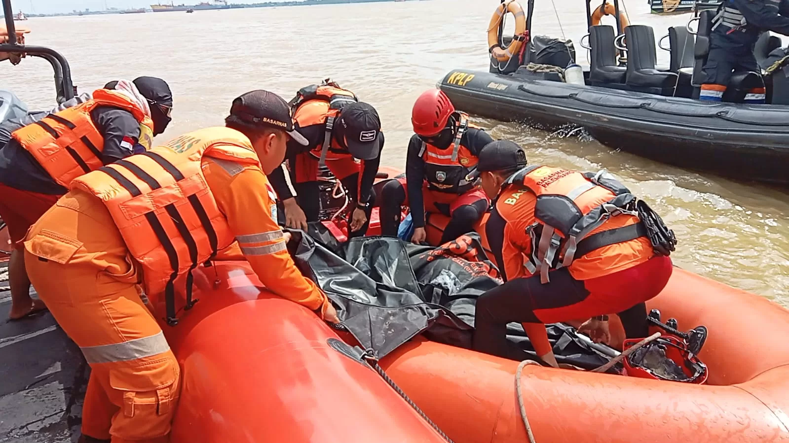 Jadi Korban Kecelakaan Di Perairan Sungai Musi, Jenazah Nahkoda Kapal ...