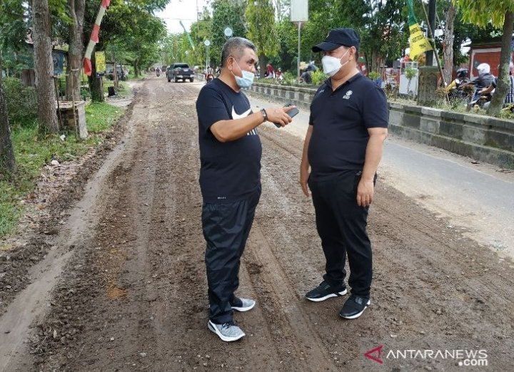 Pemkab Kotim Tambal Ruas Jalan Rusak Di Sampit - Krsumsel